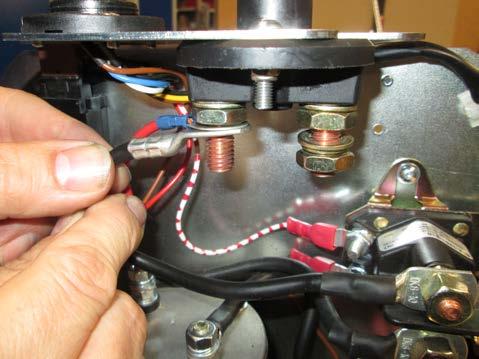 15. Montieren Sie das neue Kabel [Art.-Nr. 200294615] zwischen den Batterie- Trennschalter und den Starterschalter.