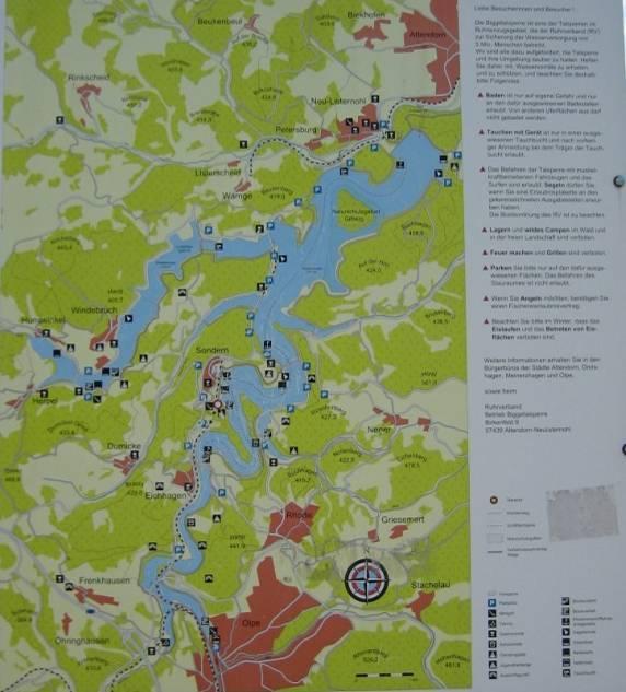 An verschiedenen Stellen im Bereich der Talsperre hängt diese Infotafel mit Karte bezüglich Parkplätzen, Campingplätzen, Gasthäusern, Wassersport