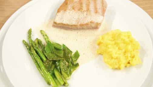 Hauptgericht: Thunfisch mit Ingwer-Kartoffelstampf, Thaispargel- Zuckerschoten-Gemüse und asiatischer Sauce von Patrick Wassel Für den Fisch: 2 Thunfischfilets (Quader), á 300 g 3 EL Erdnussöl Für