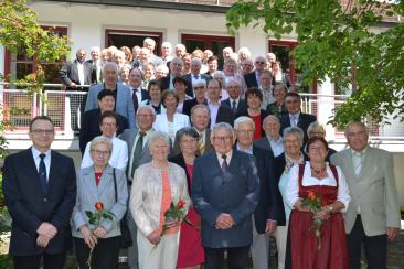 Ehepaare kommen zur Hochzeitsmesse Pfarreiengemeinschaft Aindling Über 40 Ehepaare waren zur Hochzeitsmesse der Pfarreiengemeinschaft in die Aindlinger Pfarrkirche gekommen.