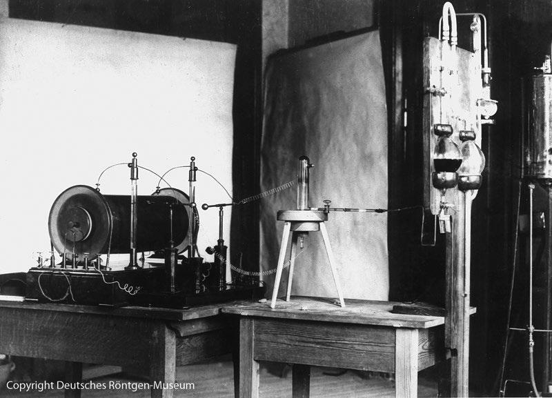 Expertenwissen Von der Erleuchtung zur Durchleuchtung Die Versuchsanordnung von 1895: Die mit schwarzer Pappe umhüllte Entladungsröhre, daneben ein Schirm mit fluoreszierendem Material (Bildnachweis: