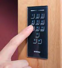 Entriegelung über die angeschlossenen Zutrittskontrollsysteme; z. B. Fingerprintleser, Keypad oder mit dem Schlüssel.
