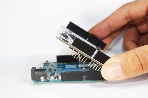 3V zu schalten, schalte den Kippschalter auf der Oberseite der Platine ein und schalte ihn auf die Position 3.3V. Legen Sie Ihr 1Sheeld auf Ihr Arduino Board und stecken Sie das Arduino auf Ihren Laptop oder PC.