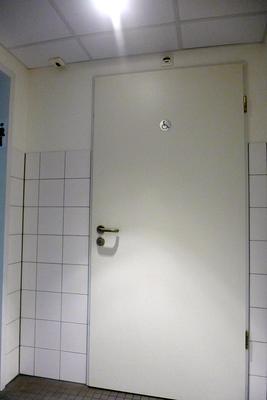 Kleinere Bewegungsfläche vor/hinter der Tür - Breite: 200 cm Kleinere Bewegungsfläche vor/hinter der Tür - Tiefe: 160 cm Tür zum WC für Menschen mit Behinderung beim MalerSaal WC-Tür Lichte Breite