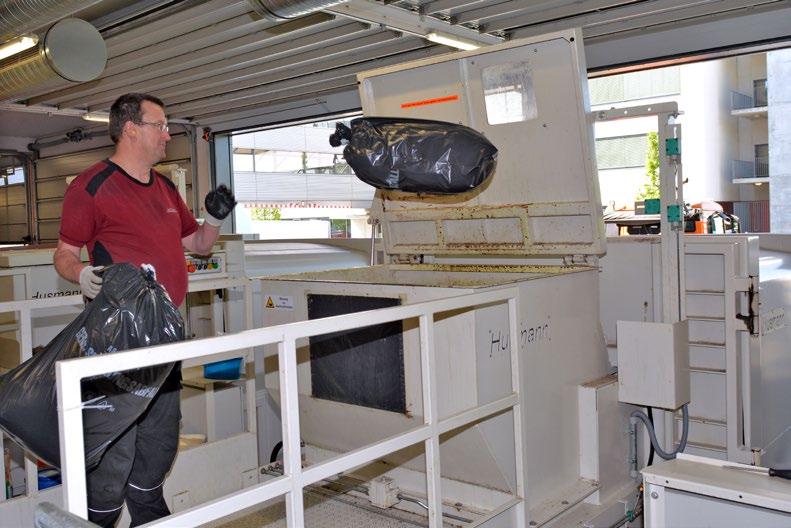 Über das automatische Transportsystem gelangen die mit Abfällen befüllten Container von den Kliniken zum Wertstoffhof.