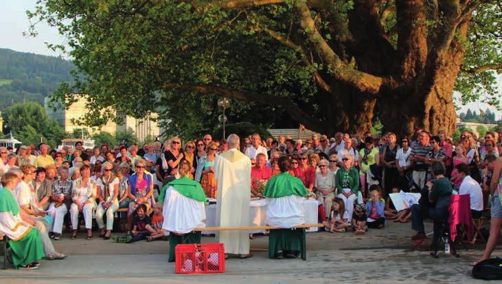 Einladung zur Eucharistiefeier am Molo - 10. Juli, 19.30 Uhr An diesem außergewöhnlichen Brennpunkt zwischen Stadt, See und Berg lädt die Pfarre Herz Jesu zu einer Freiluftabendmesse ein.