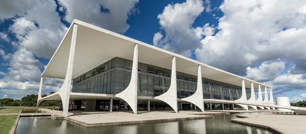 PALÁCIO DO PLANALTO Brasilia, Brasilien, 1960, Oscar Niemeyer. erweiterte modernistische Gebäude um skulpturartige Formen, wie zum Beispiel die Säulen des Palacio Planalto (1960).