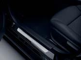 Serien- und Sonderausstattung. Interieur Fußraum Fußmatten Velours schwarz mit Einfassung in Ausstattungsfarbe und gesticktem Mercedes-Benz Schriftzug.