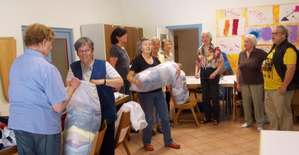Viele Gottmadinger Bürger brachten auch dieses Jahr gut erhaltene Kleidung, Taschen, Bettwäsche und Handtücher als Spende für die Sammlung in