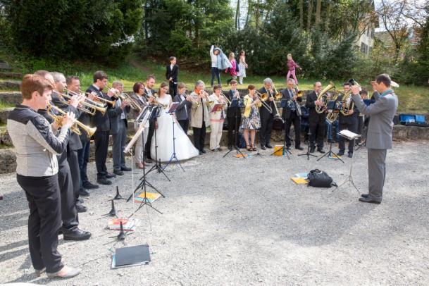 Der Bezirksposaunenchor, unter Leitung von Markus Fischer, umrahmte mit unserem Posaunenchor die Hochzeit mit fetziger Musik,.