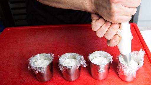 Was hier zu beachten ist zeigt Herr Nakamura in dem Video Joghurt-Parfait zubereiten Die Joghurtmasse in Förmchen (z.b. Timbale-Formen) oder wahlweise auch in Gläser füllen.