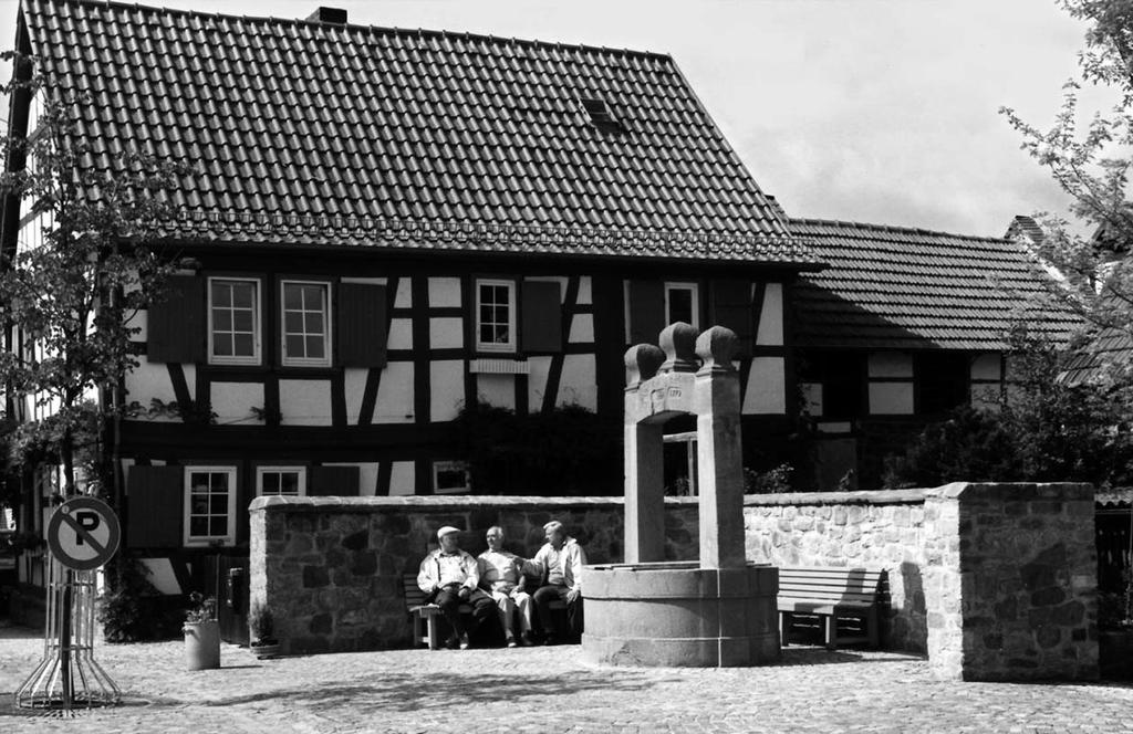 DER ORTSKERN VON MEERHOLZ Meerholzer Brunnen mit Sitzecke von 1994.