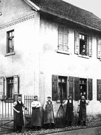 DAS HANDWERK DER KORBMACHER IN DÖRNIGHEIM Das Haus der Korbmacher-Familie Scheerer in der Bahnhofstraße 17. Die Aufnahme entstand 1910.