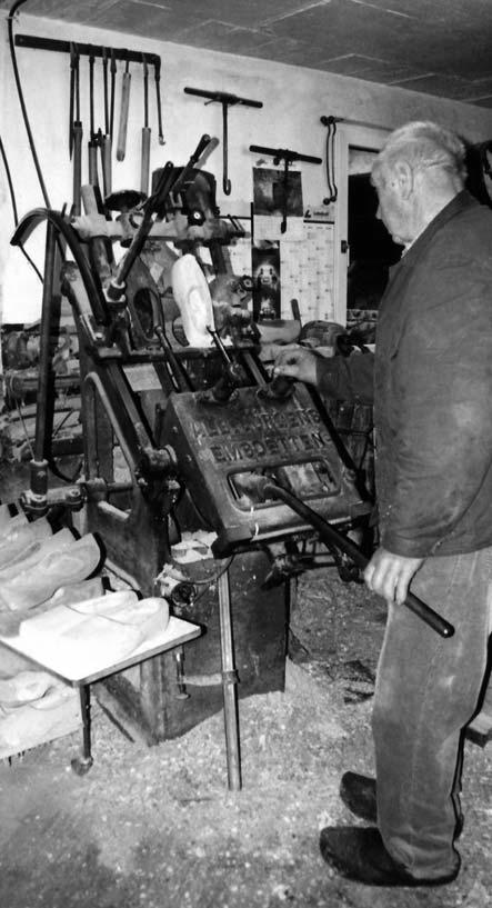 HOLZSCHUHMACHER WILHELM OCHS, SINNTAL-WEICHERSBACH Feinarbeit mit dem Ausputzmesser. Wilhelm Ochs an der Kopiermaschine, die analog einem Eisenschuh den Holzschuh aushöhlt.