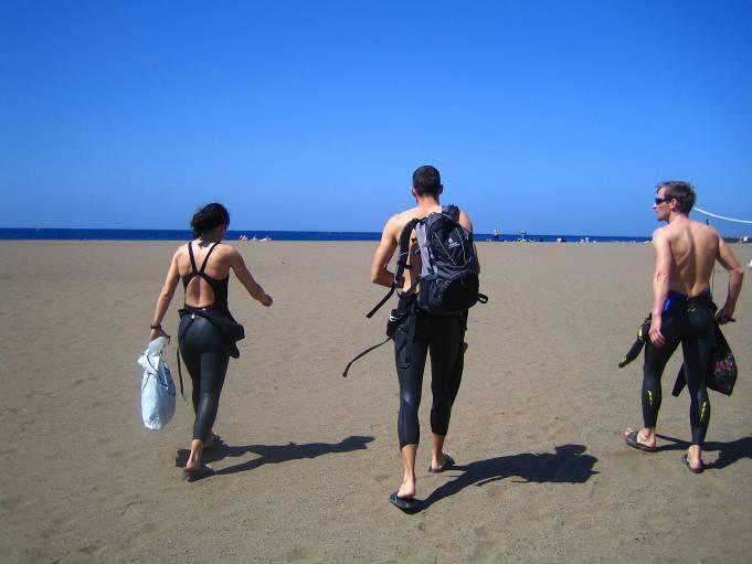 Bilder: Schwimmtraining auf der Ironman Wettkampfstrecke, der Weg vom Wasser über den Strand ist weit Nana ist damit beschäftigt, nicht von der Strasse gepustet