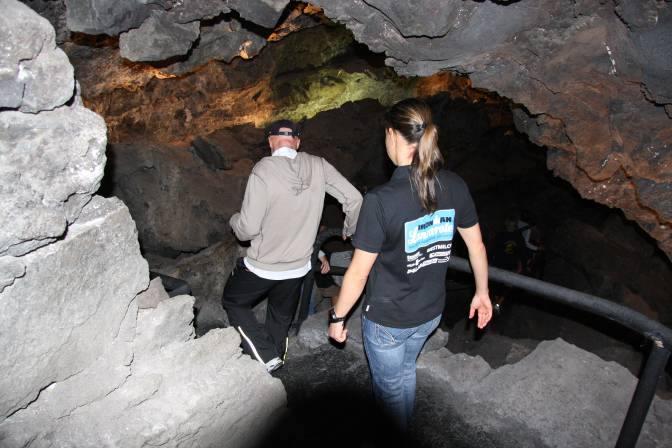 Lavahöhle, wo unter ohrenbetäubenden spanischen Trommelklängen und spanischen Büffet Reden geschwungen werden und die Sieger geehrt werden.