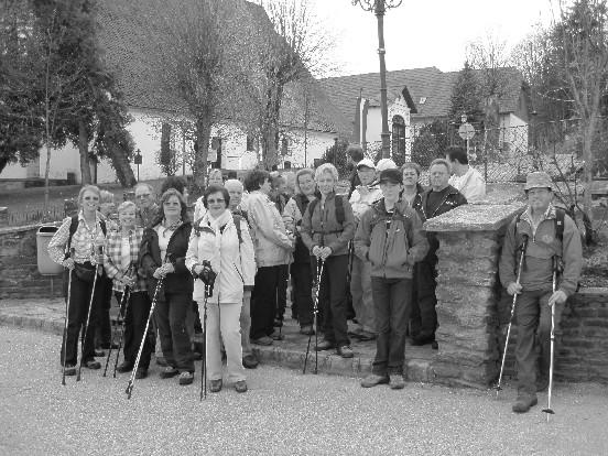 Wandertag DEV Die Dorferneuerung Mönichkirchen veranstaltete auch heuer wieder unter der Leitung von Frau Karoline Reidinger ihren jährlichen Wandertag zum 1. Mai.