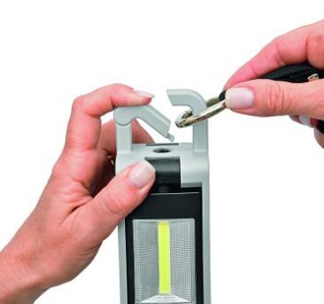 Durch zwei extra haftstarke Magneten, die im Standfuß verbaut sind, kann die Leuchte problemlos an metallischen Oberflächen befestigt werden und hält beide Hände frei.