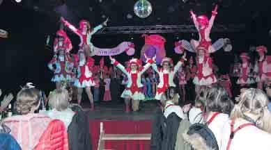 Bühnenkarneval des KKH Hinsbeck im Zirkuszelt Hinsbeck (hk). Alljährlich ist das Karnevals Komitee Hinsbeck (KKH) eines der ersten im Jahr, das seinen Bühnenkarneval präsentiert.