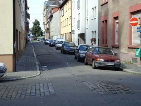 Bild 8: Ausweichmöglichkeiten bei geringer Fahrgassenbreite (Draisstraße) Bild 9: Einseitig parkende Fahrzeuge (Elfenstraße) Bild 10