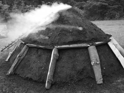 Schlackehalden belegen eine Eisenverhüttung an der alten Siedlung auf dem Neuen Hagen. Ein Ofen zur Eisenverhüttung wird 1612 auf der Hütte erwähnt.