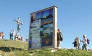 Das grösste Gipfelbuch der Alpen Die Wanderer können sich im Tannheimer Tal im größten Gipfelbuch der Alpen verewigen.