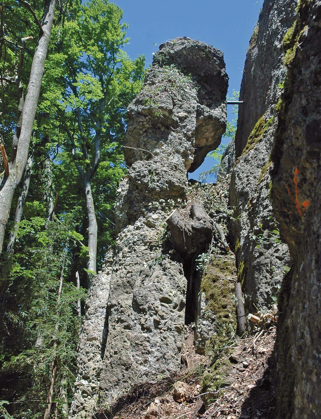 Felsband oberhalb Laugneri: Diese frei stehende Felssäule ist gut einen Meter von der