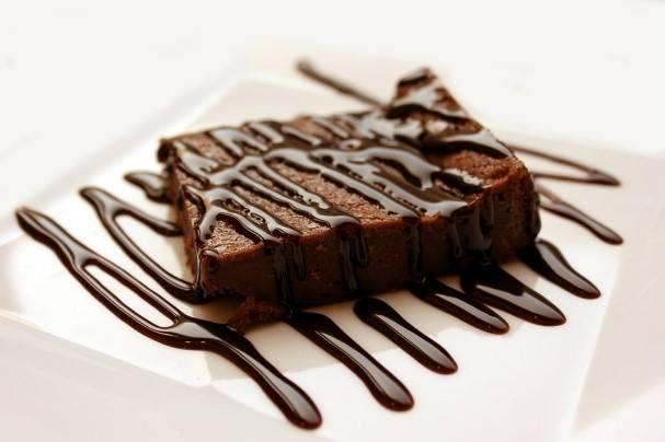 Kapitel 2 6. Brownies aus der Mikrowelle Sie sind der absolute Klassiker. Brownies lassen nicht nur die Herzen von Schokoladenjunkies höher schlagen.