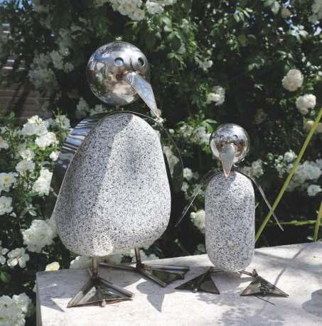 Das besondere Mitbringsel Diese kopfwackelnden Pinguine werden in der Steinvogelmanufaktur in Freiberg am Neckar in Handarbeit von den Brüdern Lomprich gefertigt.