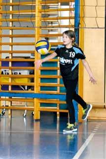 Klasse Volksschule in der Turnhalle und im Sommer auch am Beach Platz. Dort wird gemeinsam Volleyball gespielt.