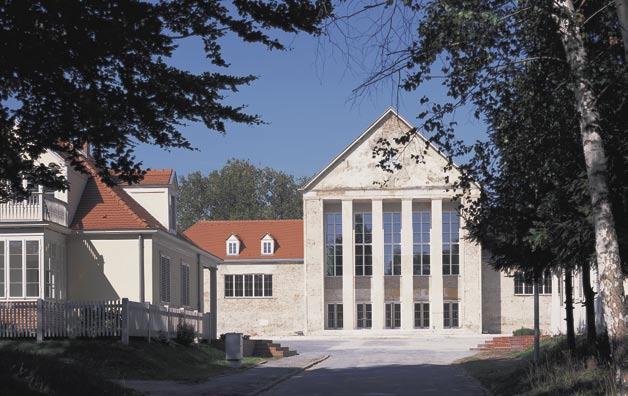 Festspielhauskomplex, erbaut 1911/12. Im links zu sehenden Pensionshaus ist heute der Werkbund Sachsen beheimatet.