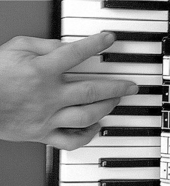 de A 18 Im Lied Rhythm and Rock findest du auch folgende Takte: 2 Sitzt deine Hand richtig, dann ist dein Daumen ( Finger 1) auf dieser Taste Das Übersetzen geht auch mit anderen Finger.