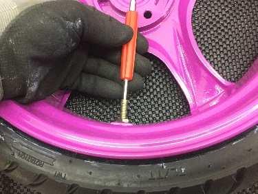 Auch sollte kontrolliert werden ob der Schlauch locker im Reifen liegt und nirgends unter dem Reifen vorschaut bzw.