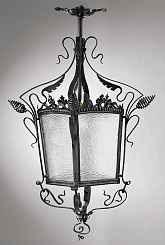 3799 Leuchterweibchen im gotischen Stil Holz geschnitzt, polychrom gefasst und elektrifiziert. 4 Lampenschirme aus Metall. Zu restaurieren. L = ca.