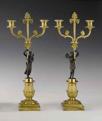 3800 3800* Ein Paar Spätempire-Kandelaber, Frankreich, um 1830 Abgetreppter Sockel mit gekehltem und Blattranken verziertem Säulenstumpf.