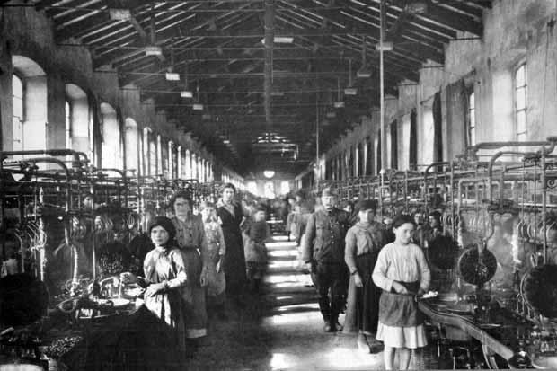 In der industriellen Fabrikarbeit organisieren nun Maschinen, Fließbänder und Serienfertigung die Handarbeit.