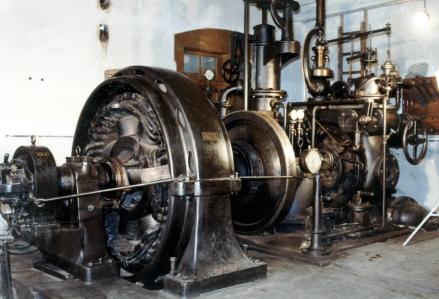 die Genehmigung vorlag. 1908 war das Kraftwerk Hottingen mit einer Turbinen-/Generatorengruppe fertiggestellt und nahm den Betrieb auf. Die erste Kraftwerksturbine von 1908.