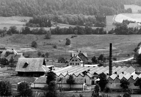 Das Kraftwerk Im Schlag wurde 1908 fertig gestellt und nahm den Betrieb mit einer jährlichen Leistung von über 1 500 MWh jährlich auf damit konnte die Webereifabrik gut versorgt werden.