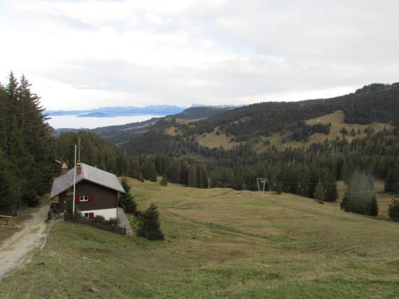 Marschzeit ab Schwarzenbühl ca. 25 Minuten. Die Langlaufloipe vom Langlaufzentrum Gantrisch führt direkt bei der Süftenenhütte vorbei. Der Skilift Schwarzenbühl / Selital ist unweit entfernt.
