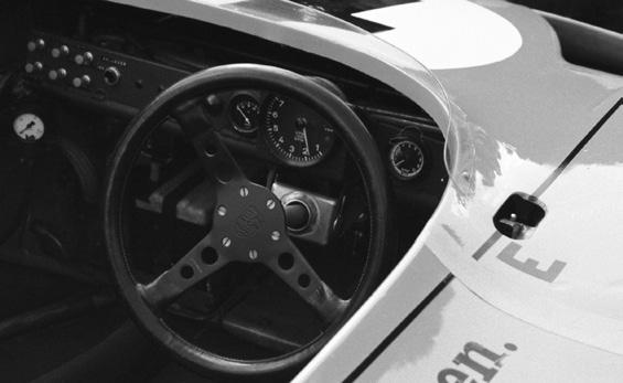 12 13 REVOLUTION IN SCHWARZ Pionierarbeit hat bei Porsche Design Tradition. Schon die erste Uhr, die Prof. F. A. Porsche 1972 entwarf, war eine Weltneuheit auf dem Uhrenmarkt.