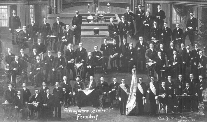 Fotomontage der Eintracht im Jahre 1911 [CG] 75-jähriges Bestehen im Jahre 1926 Trotz großer wirtschaftlicher Schwierigkeiten wurde 1926 auch das 75-jährige Jubiläum gefeiert, das von der