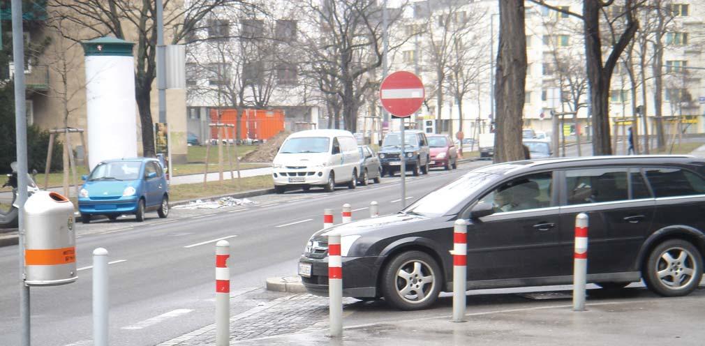 Unfalltypen bei Motorradunfällen im urbanen Bereich 97 Abb. 3-82: Haltepunkt auf Fahrbahnerhöhung in der Herbststraße sehr spitzen Winkel zum Querverkehr haben.