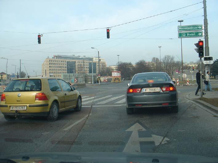 Unfalltypen bei Motorradunfällen im urbanen Bereich 37 Abb. 3-20: Wegweiser bei der Ausfahrt Ausstellungsstraße Abb.