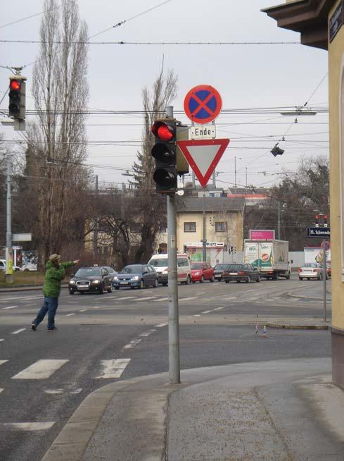 Die Unfälle haben sich zwischen den Motorradfahrern, die auf der Winckelmannstraße in Fahrtrichtung Nord-Süd geradeaus fahren und den in die Mariahilfer Straße linkseinbiegenden PKW-Lenkern ereignet.