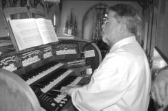 Nach 38 Jahren spielte er wieder auf der Rimparer Orgel Werner Gatzemeier, ehemaliger hauptamtlicher Organist und Chorleiter in Rimpar, kam mit seinem Chor aus Rhumspringe, wo er diesen aus 70
