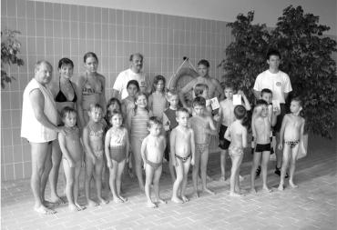 September/Oktober 2004 mit Erfolg teil, wobei 12 Schwimmanfänger die Prüfung des Frühschwimmerabzeichens Seepferdchen, mit den zu bestehenden Leistungen: Sprung vom Beckenrand und 25-m- Schwimmen und