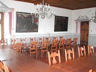 Rittersaal Grösse max. 50 Personen 8 Tische (2.00 m x 0.90 m) / 50 Stühle 9.5 m x 7.5 m (Länge x Breite) Miete Belegung bis 4 Std. Fr. 350. Belegung bis 8 Std. Fr. 500.