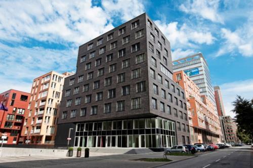 ISARIA und ONE GROUP ISARIA Wohnbau AG TOP 5 Projektentwickler für Wohnungen in München In 20 Jahren 3.000 Wohnungen für mehr als EUR 1 Mrd.
