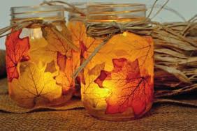 Das brauchen wir: 1 leeres Marmeladenglas getrocknete Herbstblätter (alternativ Stoffblätter aus dem Baumarkt oder Bastelladen) 1 Teelicht oder LED Licht Bastelkleber, Pinsel, Bastschnur Los geht s:
