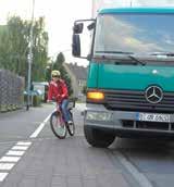 Somit kann der hintere Teil des Lkw oder Bus einen stehenden Radfahrer oder Fußgänger erfassen.